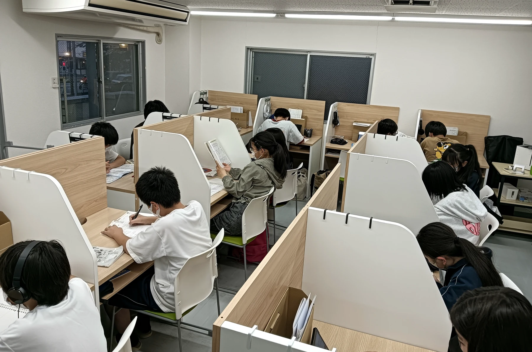 エイティの個別ブースで、それぞれの課題に取り組む生徒たち