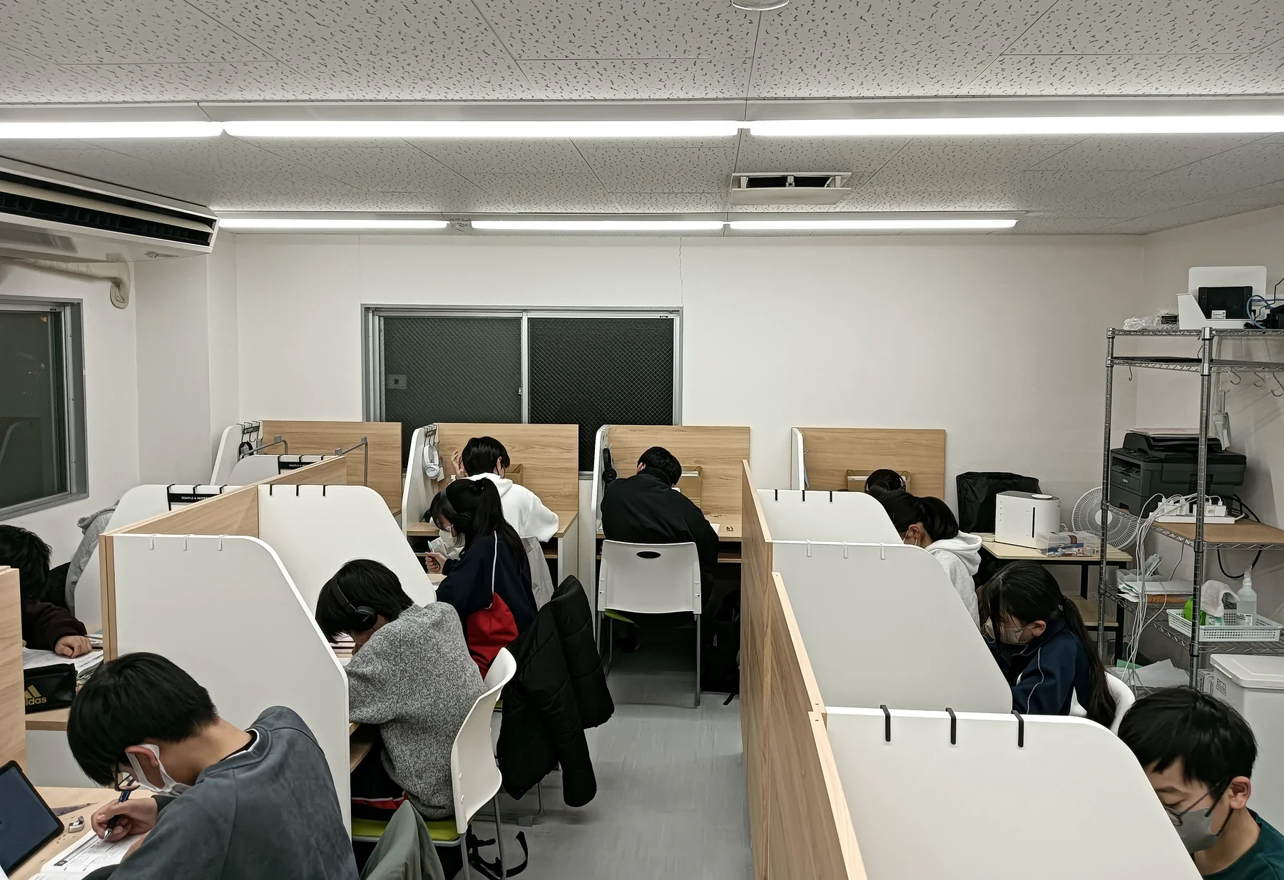 個別ブースに向かい、集中して取り組む生徒たち